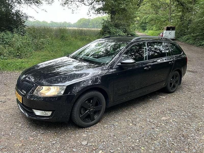 Zwart Gebruikt 2016 Skoda Octavia Style Stationwagen | € 6.500 (Goede deal) - Afbeelding 1/4
