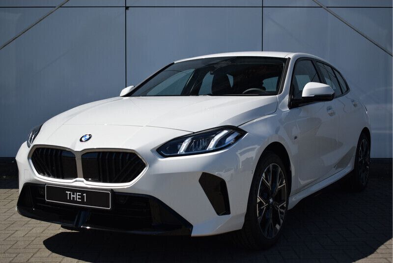 Wit Nieuw 2025 BMW 120 M Sport Hatchback | € 44.742 (Super prijs) - Afbeelding 1/4