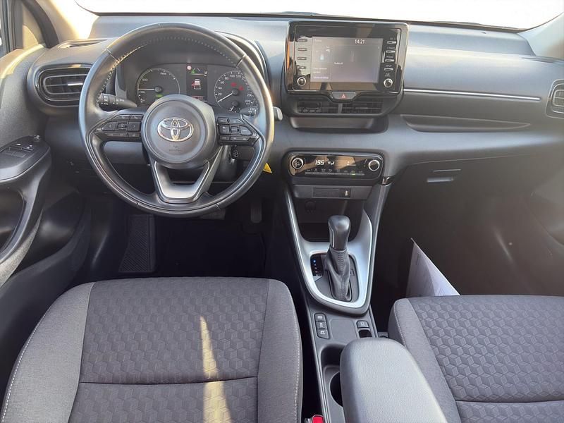 Occasion Toyota Yaris Hybrid Active 116 PK (85 kW) 2022 Rood Hatchback