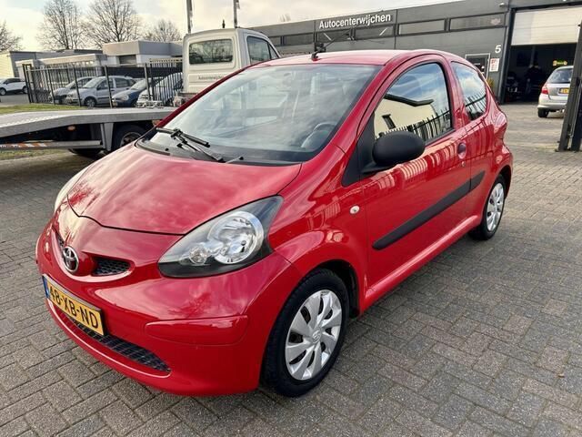 Rood Gebruikt 2007 Toyota Aygo Hatchback | € 2.495 (Iets duurder) - Afbeelding 1/4