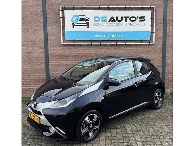 Zwart Gebruikt 2015 Toyota Aygo X-clusiv Hatchback | € 7.699 (Eerlijke prijs) - Afbeelding 1/4