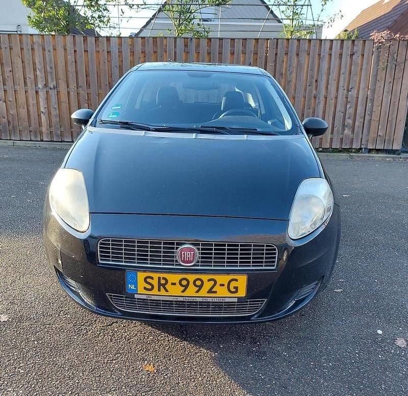 Zwart Occasion 2009 Fiat Grande Punto Active Hatchback | € 1.350 (Goede deal) - Afbeelding 1/4