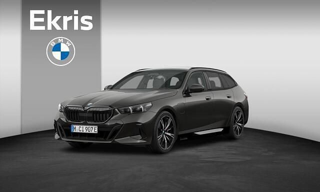 Grijs Occasion 2026 BMW 530e M Sport Stationwagen | € 89.550 - Afbeelding 1/4