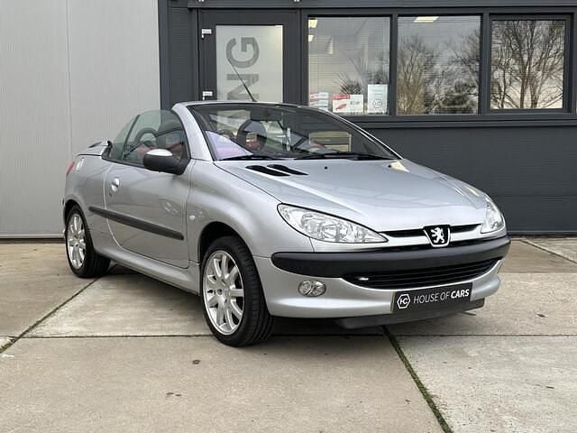Grijs (metallic) Gebruikt 2002 Peugeot 206 CC Cabriolet | € 2.950 (Duur) - Afbeelding 1/4