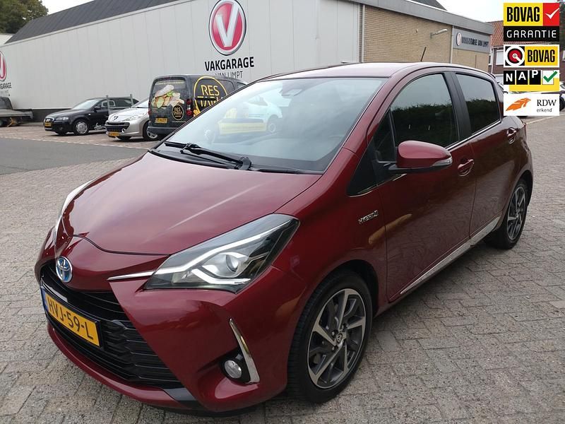 Rood Gebruikt 2017 Toyota Yaris Hybrid Executive Hatchback | € 15.950 (Eerlijke prijs) - Afbeelding 1/4