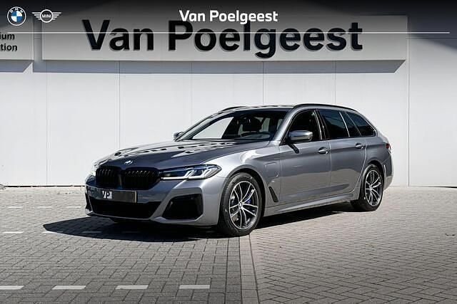 Bluestone metallic (grijs metallic) Gebruikt 2021 BMW 530e Performance Stationwagen | € 38.900 (Iets duurder) - Afbeelding 1/4