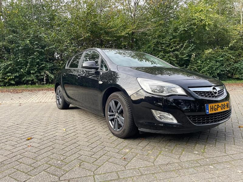Zwart (metallic) Gebruikt 2011 Opel Astra Edition Hatchback | € 6.250 (Super prijs) - Afbeelding 1/4