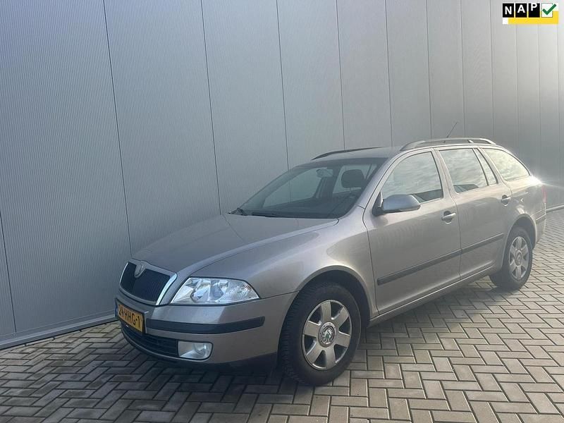 Beige (metallic) Occasion 2008 Skoda Octavia Ambiente Stationwagen | € 1.450 (Eerlijke prijs) - Afbeelding 1/4