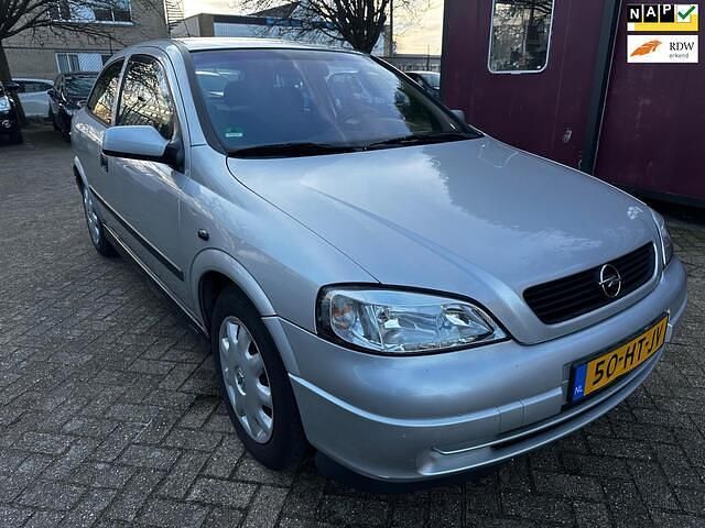 Grijs Occasion 2001 Opel Astra Comfort Hatchback | € 1.450 (Duur) - Afbeelding 1/4