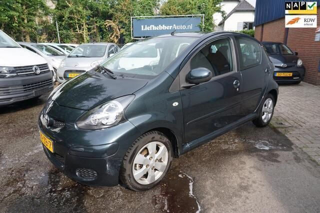 Groen, metallic lak Gebruikt 2011 Toyota Aygo Hatchback | € 4.750 (Eerlijke prijs) - Afbeelding 1/4