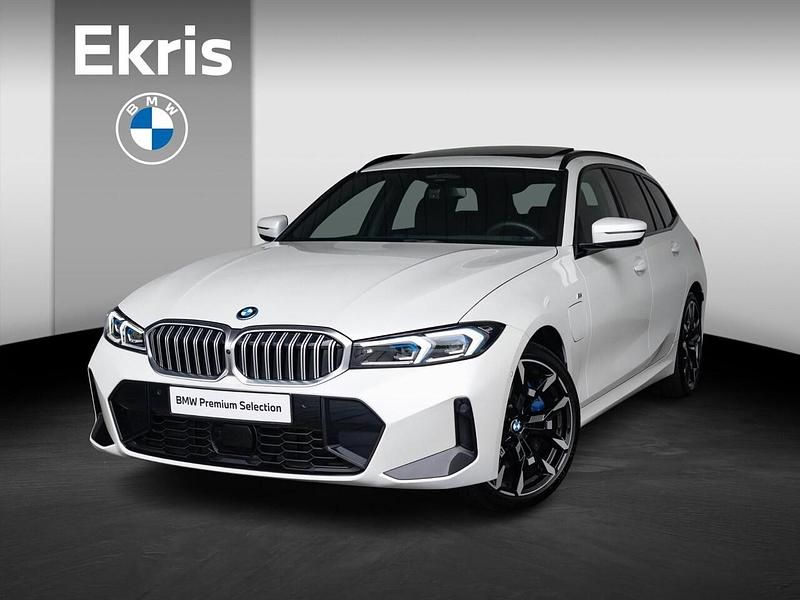 Wit Gebruikt 2025 BMW 330e M Sport Stationwagen | € 54.900 (Eerlijke prijs) - Afbeelding 1/4