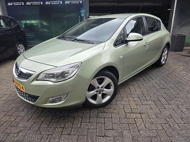Groen, metallic lak Gebruikt 2011 Opel Astra Edition Hatchback | € 4.950 (Super prijs) - Afbeelding 1/4