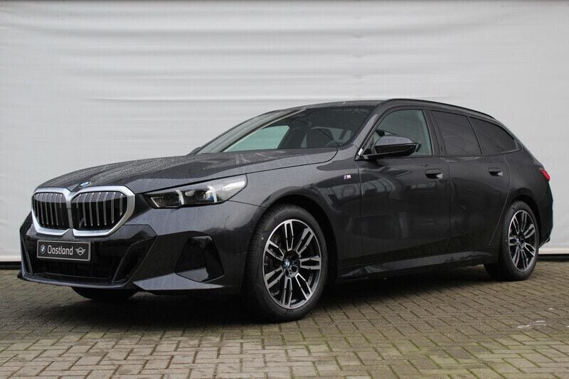 Grijs, metallic lak Nieuw 2024 BMW 520 M Sport Stationwagen | € 80.000 (Super prijs) - Afbeelding 1/4