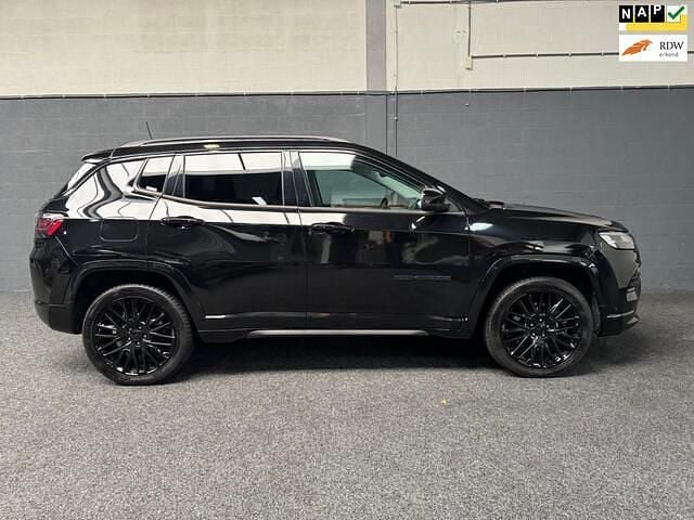 Zwart Gebruikt 2022 Jeep Compass SUV | € 23.950 (Eerlijke prijs) - Afbeelding 1/4