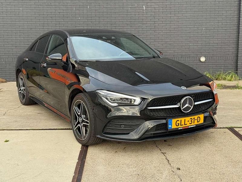 Zwart Gebruikt 2021 Mercedes CLA250e AMG line Sedan | € 32.950 (Goede deal) - Afbeelding 1/4