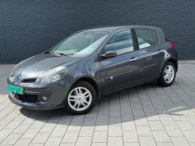 Grijs Gebruikt 2006 Renault Clio II Dynamique Hatchback | € 2.100 (Eerlijke prijs) - Afbeelding 1/4