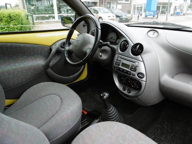 Occasion Ford Ka 49 PK (36 kW) 2001 Geel Hatchback
