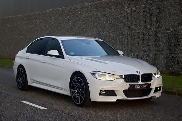 Wit Occasion 2017 BMW 330 Executive Sedan | € 20.990 (Goede deal) - Afbeelding 1/4