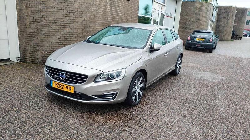 Grijs Occasion 2015 Volvo V60 Stationwagen | € 11.500 (Iets duurder) - Afbeelding 1/4