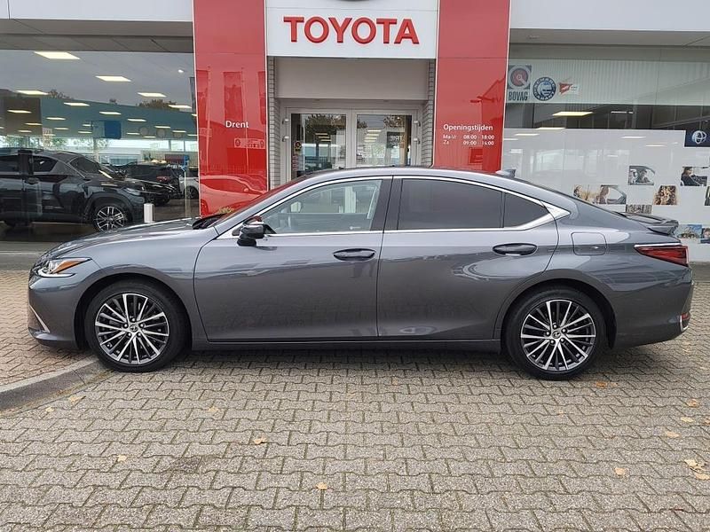 Occasion Lexus ES300H Business Edition 218 PK (160 kW) 2023 Grijs (metallic) Sedan