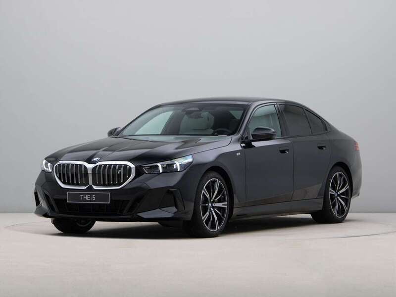 Zwart Nieuw 2025 BMW i5 M Sport Sedan | € 84.604 (Eerlijke prijs) - Afbeelding 1/4