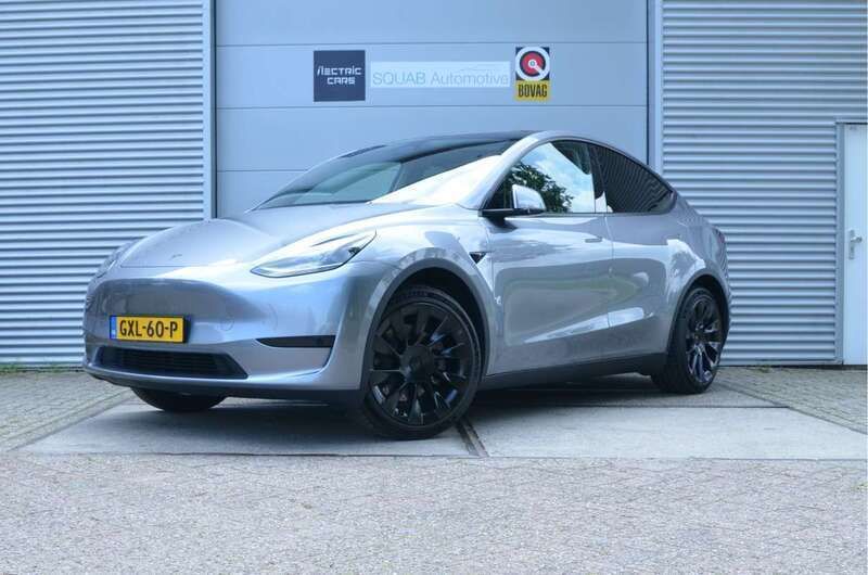 Grijs, metallic lak Gebruikt 2024 Tesla Model Y Long Range SUV | € 45.999 (Eerlijke prijs) - Afbeelding 1/4