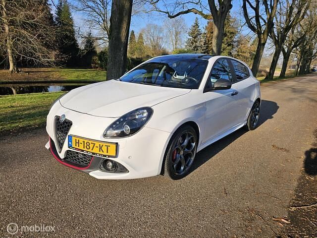 Wit Occasion 2016 Alfa Romeo Giulietta Veloce Hatchback | € 17.800 (Eerlijke prijs) - Afbeelding 1/4