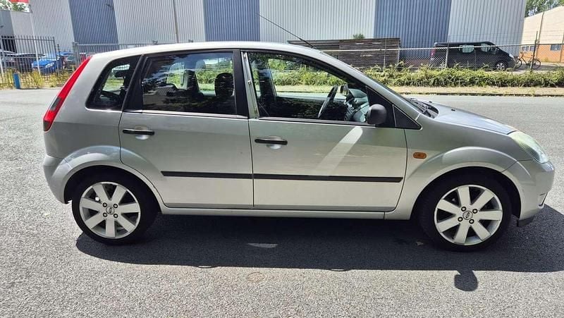 Occasion Ford Fiesta Futura 69 PK (50 kW) 2004 Grijs Hatchback
