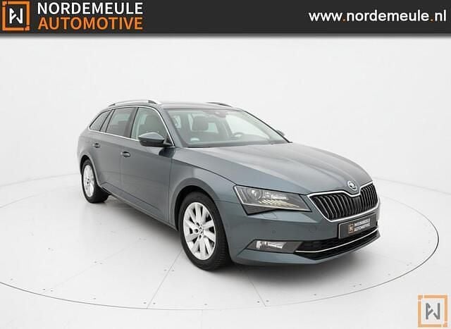 Grijs Occasion 2016 Skoda Superb Style Stationwagen | € 8.400 - Afbeelding 1/4