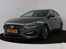 Groen metallic Gebruikt 2022 Hyundai i30 Premium Stationwagen | € 19.445 (Eerlijke prijs) - Afbeelding 1/4