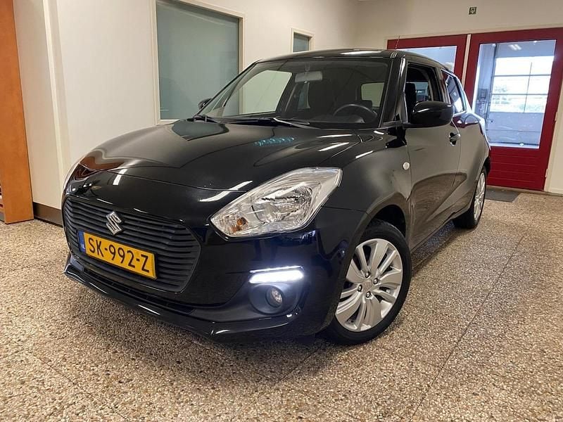 Zwart Occasion 2018 Suzuki Swift Hatchback | € 12.500 (Eerlijke prijs) - Afbeelding 1/4