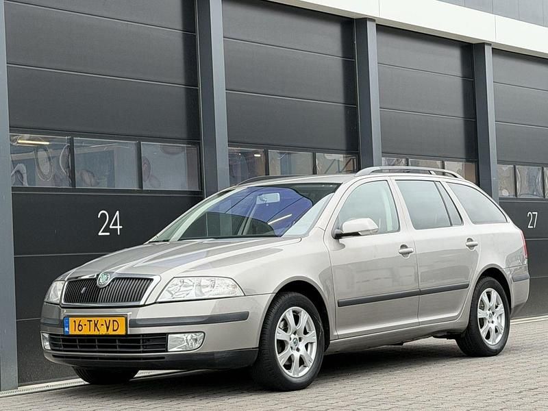 Beige Occasion 2006 Skoda Octavia Stationwagen | € 1.950 - Afbeelding 1/4