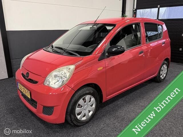 Rood Occasion 2009 Daihatsu Cuore Hatchback | € 2.449 (Eerlijke prijs) - Afbeelding 1/4