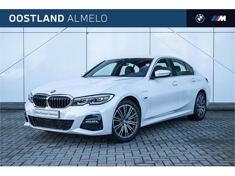 Wit (metallic) Gebruikt 2022 BMW 320e Executive Sedan | € 35.950 (Eerlijke prijs) - Afbeelding 1/4