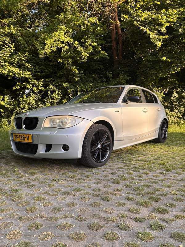 Grijs Gebruikt 2005 BMW 118 Hatchback | € 4.000 (Eerlijke prijs) - Afbeelding 1/4