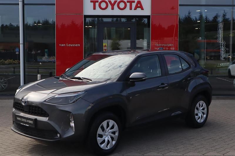 Grijs, metallic lak Gebruikt 2023 Toyota Yaris Cross Active SUV | € 22.900 (Super prijs) - Afbeelding 1/4