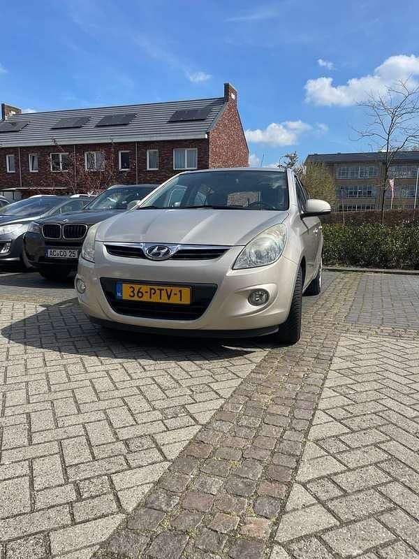 Grijs Gebruikt 2011 Hyundai i20 MPV | € 4.450 - Afbeelding 1/4