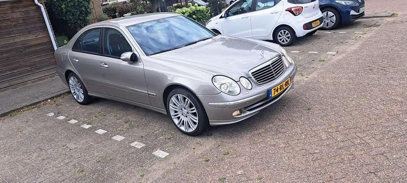 Brons Gebruikt 2005 Mercedes E240 Avantgarde Sedan | € 5.900 (Goede deal) - Afbeelding 1/4
