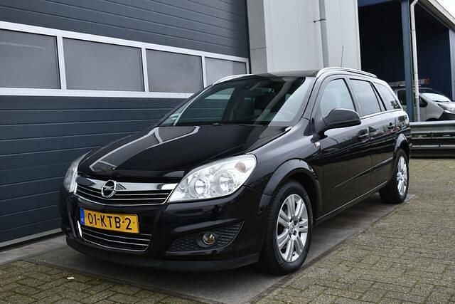 Zwart Gebruikt 2010 Opel Astra Cosmo Stationwagen | € 4.250 (Eerlijke prijs) - Afbeelding 1/4