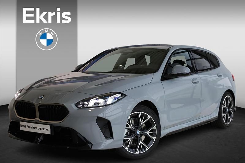 Grijs (metallic) Gebruikt 2025 BMW 120 M Sport Hatchback | € 50.943 - Afbeelding 1/4