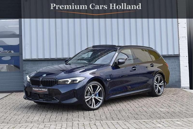 Blauw Gebruikt 2022 BMW 330e Comfort Edition Stationwagen | € 44.950 (Duur) - Afbeelding 1/4