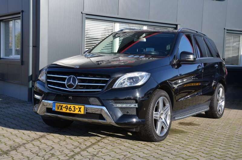 Zwart, metallic lak Gebruikt 2015 Mercedes ML350 SUV | € 31.158 (Iets duurder) - Afbeelding 1/4