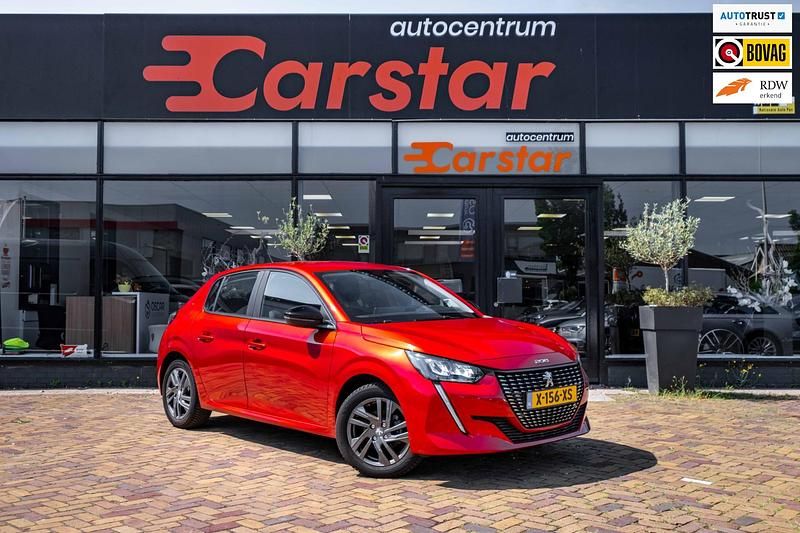 Rood Gebruikt 2022 Peugeot 208 Allure Hatchback | € 18.950 (Eerlijke prijs) - Afbeelding 1/4