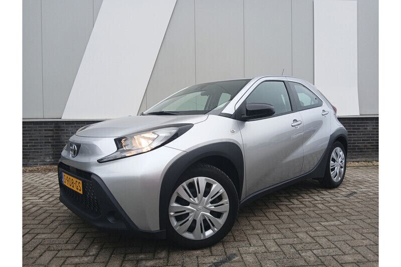 Gebruikt 2023 Toyota Aygo Play Hatchback | € 16.499 (Eerlijke prijs) - Afbeelding 1/1
