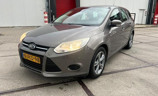 Bruin Occasion 2014 Ford Focus Stationwagen | € 4.499 (Goede deal) - Afbeelding 1/4