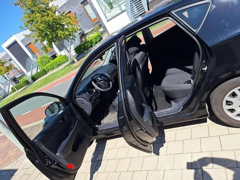 Zwart Gebruikt 2011 Hyundai i30 MPV | € 4.600 (Eerlijke prijs) - Afbeelding 1/4
