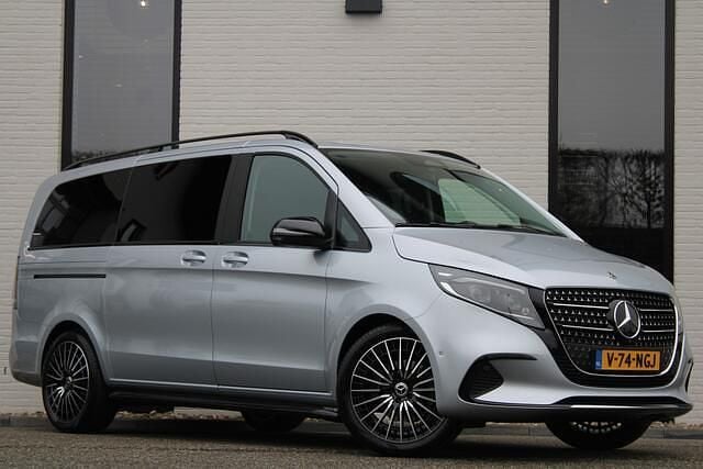 Zilver (metallic) Occasion 2024 Mercedes V220 MPV | € 67.950 (Iets duurder) - Afbeelding 1/4