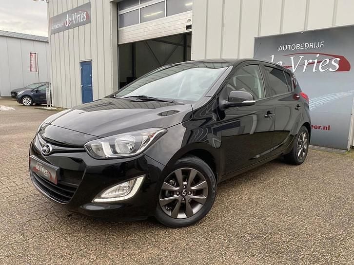 Zwart (metallic) Occasion 2015 Hyundai i20 Premium Hatchback | € 4.990 (Eerlijke prijs) - Afbeelding 1/4