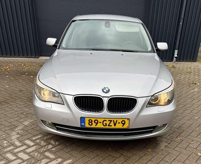 Grijs Gebruikt 2008 BMW 520 Sedan | € 3.550 (Super prijs) - Afbeelding 1/4