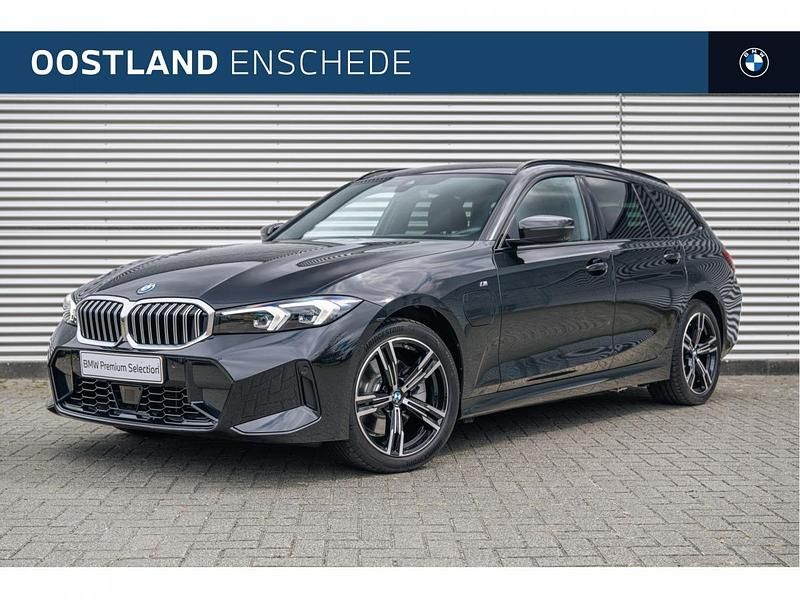 Saphirschwarz (donker zwart metallic) Gebruikt 2025 BMW 330e Comfort Edition Stationwagen | € 52.950 (Super prijs) - Afbeelding 1/4
